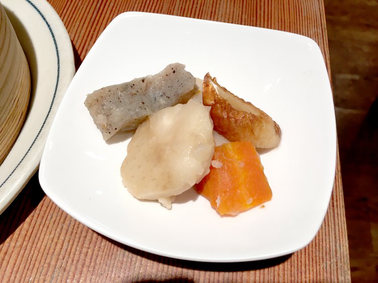 控えめで自然な味付けの煮物。季節によって食材は変わるそう。