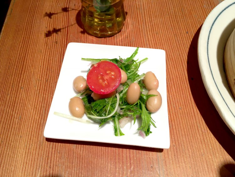 水菜のミニサラダ。やわらかな酸味のあるドレッシングはランチメニューのアクセントになる。