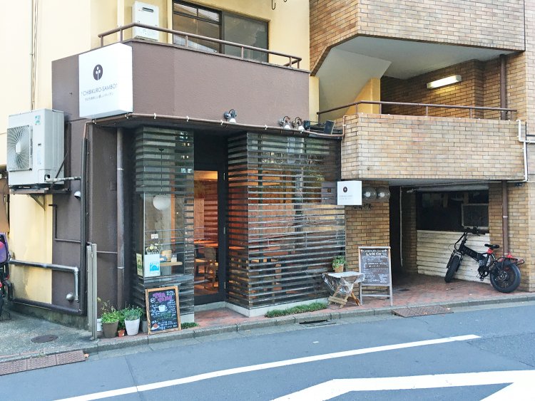 恵比寿駅から一本道なので迷うことはない。ウッディな山小屋を思わせる外観だ。