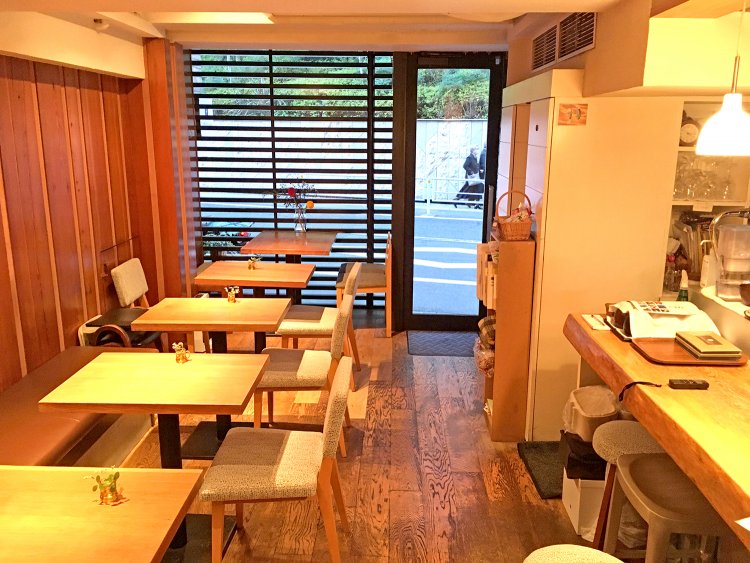 大きなガラスから光が差し込むので店内は明るい。座席数は18席。