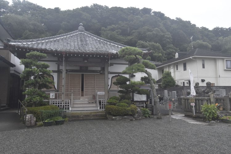 材木座の来迎寺本堂。右手に三浦義明の墓が見える。