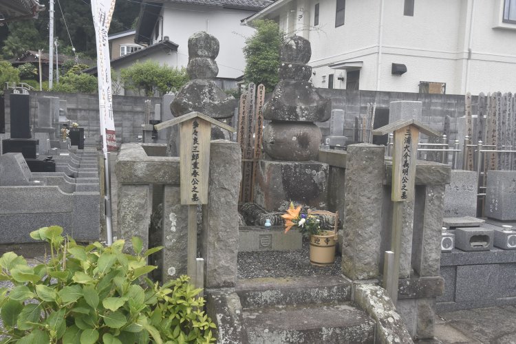 義明主従の墓所は今も美しい状態が保たれている。