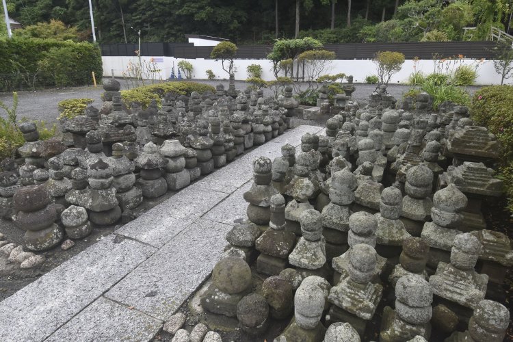 本堂裏手には家来衆の墓石が並ぶ。