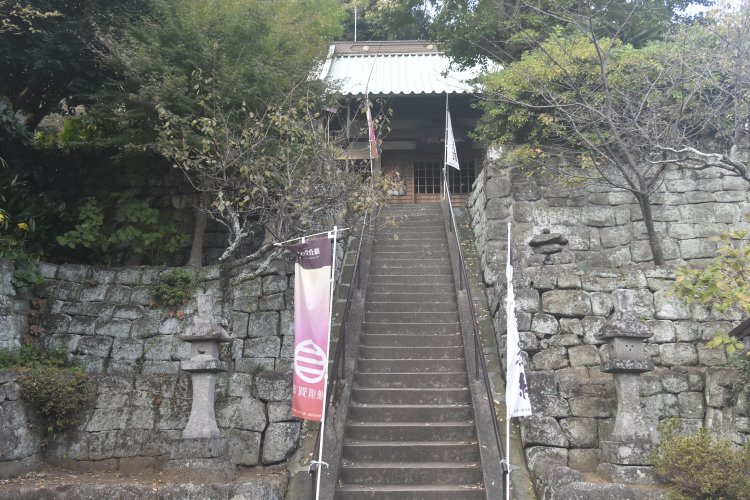 深い山の中にあるような佇まいを見せる大善寺の本堂と参道。