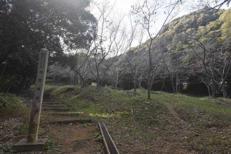 本堂裏手の山道をさらに登ると衣笠城跡に至る。