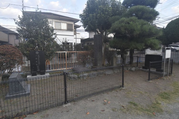 城を出た三浦義明が自刃したと伝わる腹切松公園。