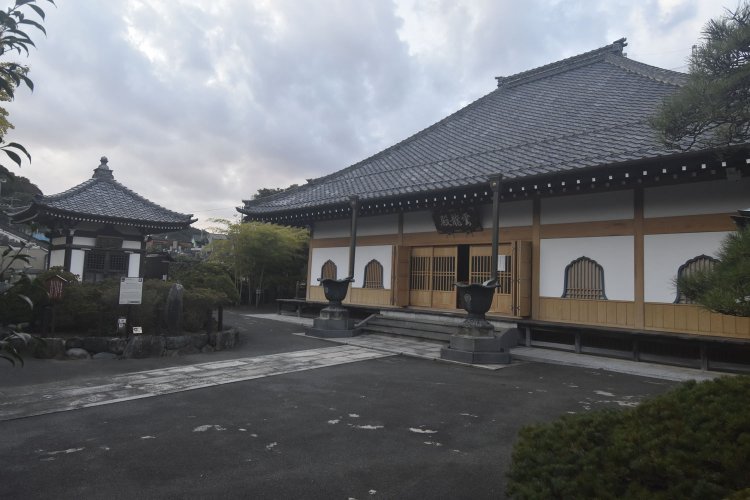 本堂の左手に見えるのが、頼朝が手植えしたと伝わるツツジ。