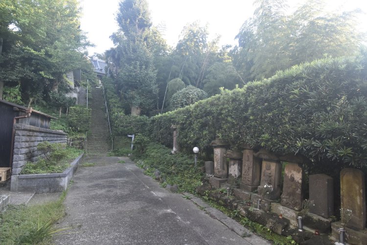 小高い丘の中腹に位置する義村開基の福寿寺。