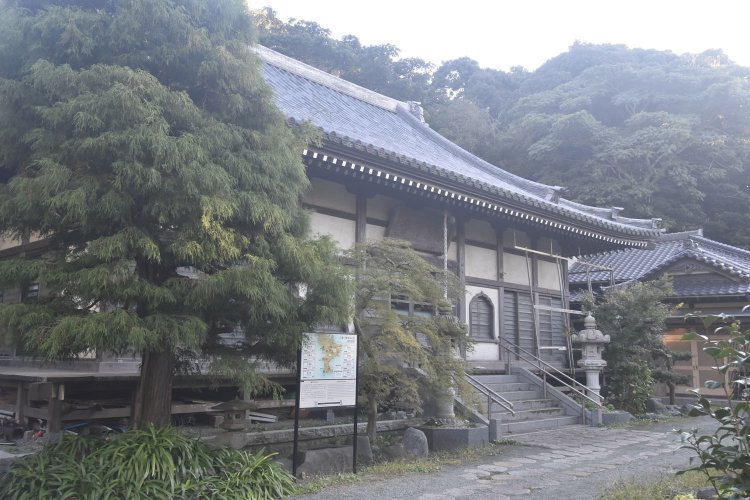 海がすぐ下にあるとは思えない深山のような趣の本堂。