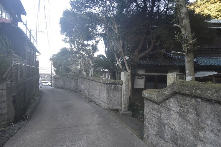 福寿寺から金田港へ続く道は風情がある。