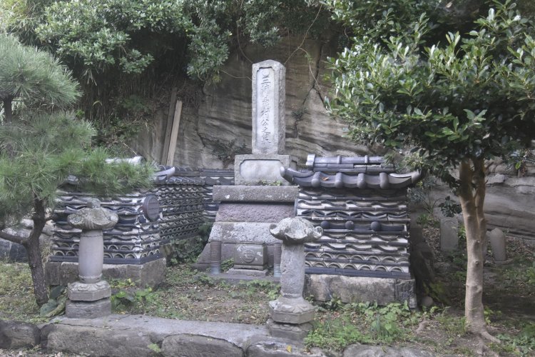 再建された義村の墓所。