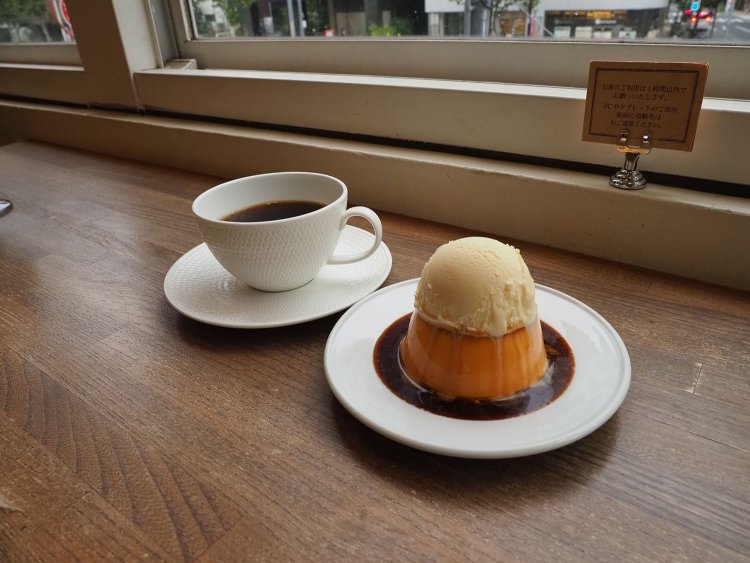 プリン（アイスクリームのせ）。