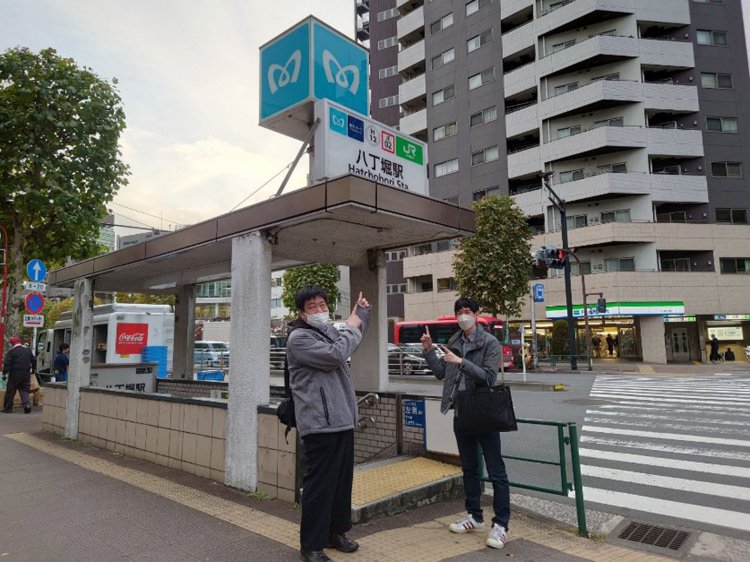 八丁堀駅で「ゴール感」のある写真を撮影。自然と表情も和らぐ。