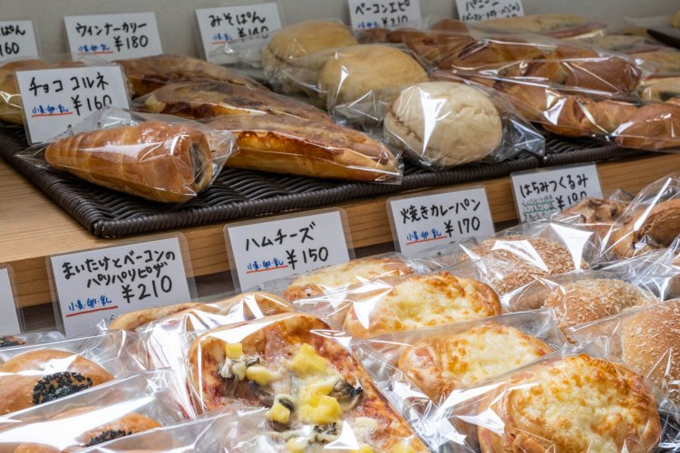 少数精鋭ながらバラエティ豊かなパンが所狭しとひしめき合っている。