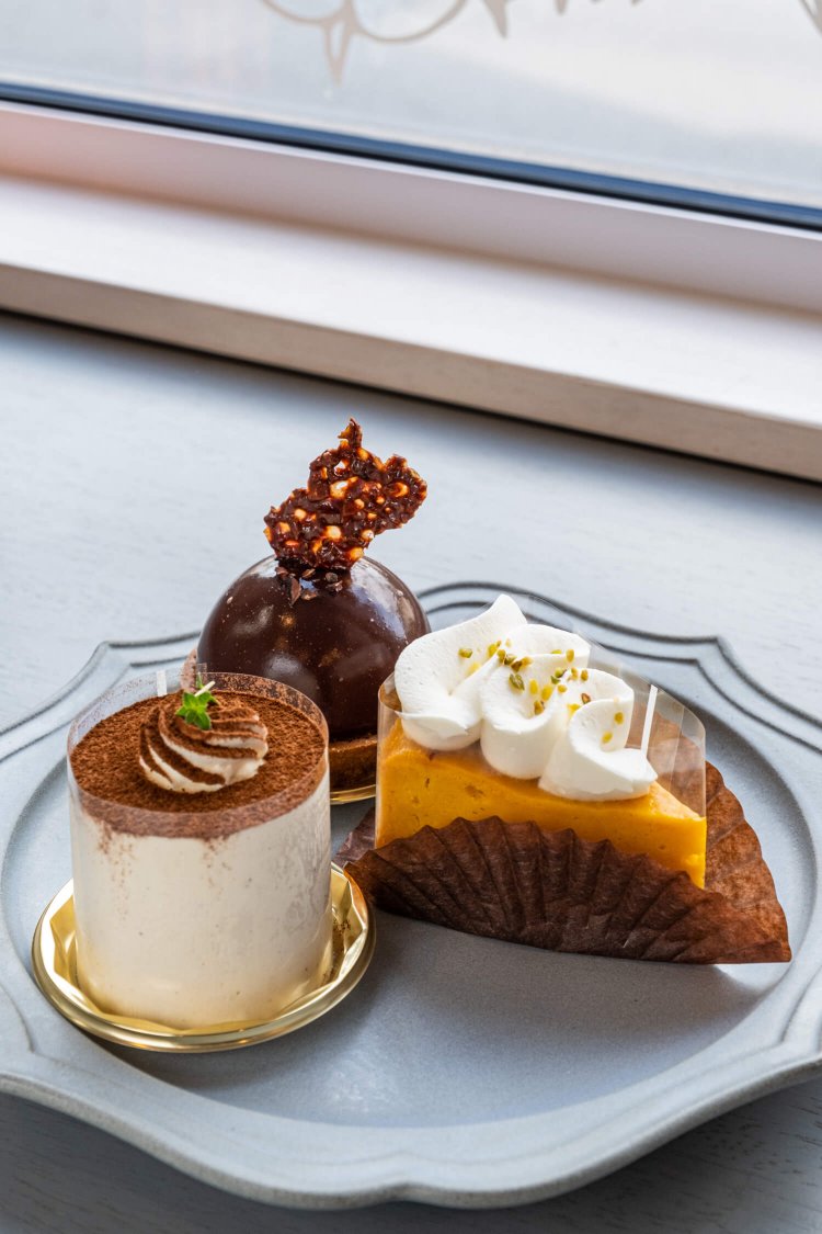 左手前から時計回りに、大人のコーヒーラム520円、ショコラキャラメルタルト580円、かぼちゃのチーズケーキ480円。