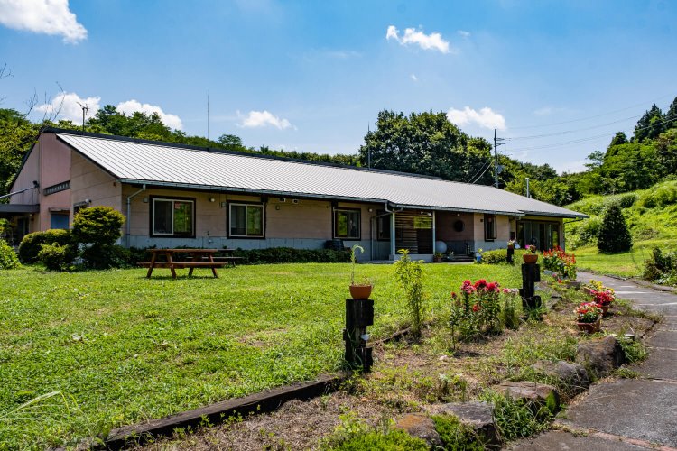 ブドウ畑に囲まれたワイナリー。醸造施設、試飲スペースを備えたショップ、地元食材とワインのペアリングを楽しめるレストランが集まる。