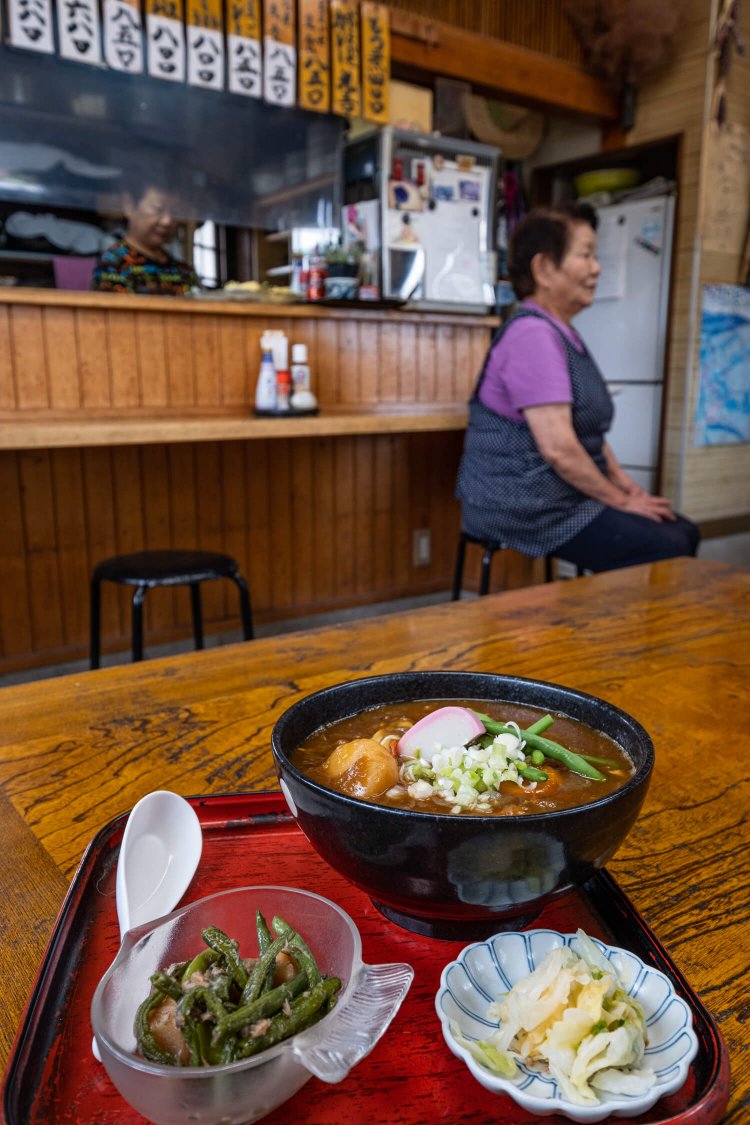カレーうどんの付け合わせにも手作りならではの温かみを感じる。