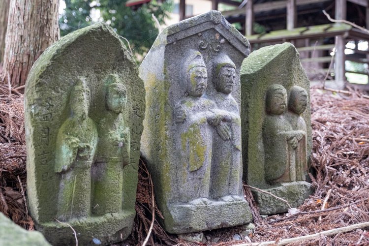 本殿裏手、末社群に囲まれるように祀られている複数の双体道祖神。