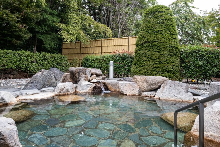 露天風呂はどちらも和風で、雰囲気は変わらない。