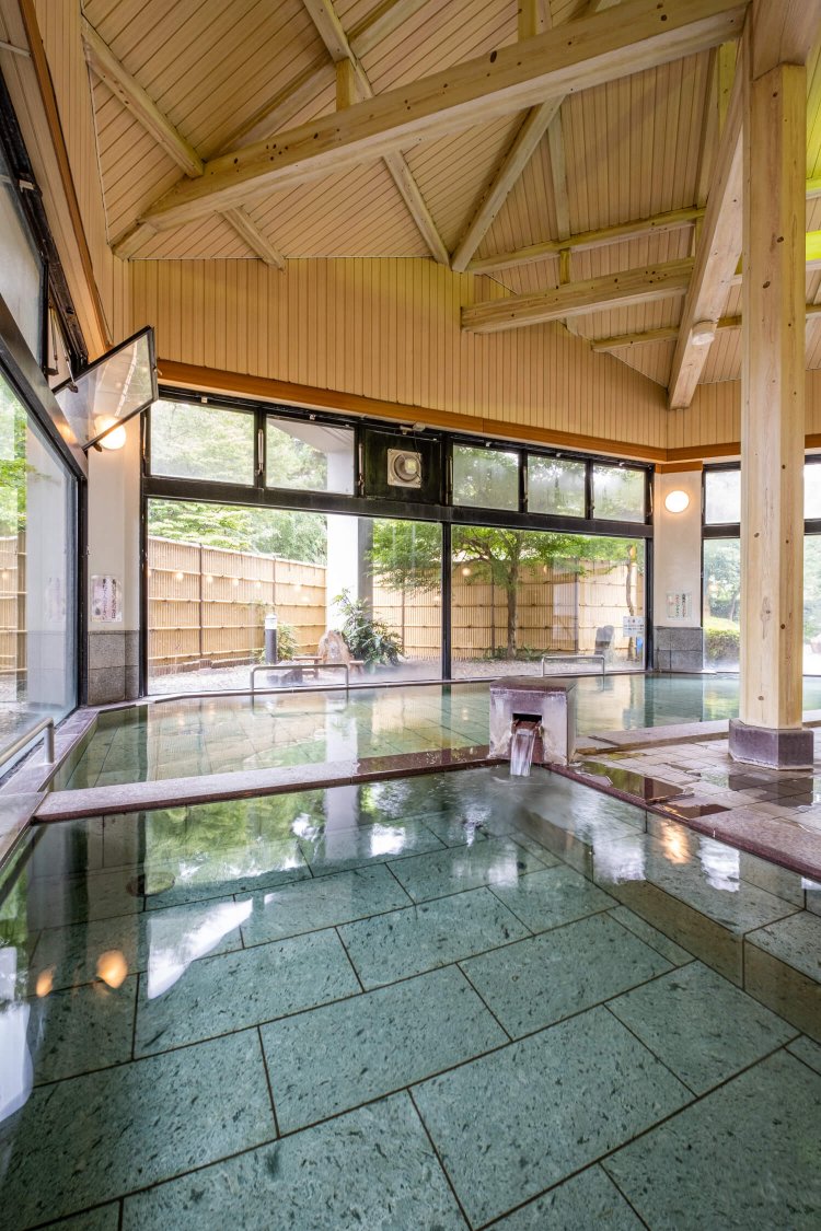 天井が高く、木をふんだんに用いた落ち着いた造りの「和の湯」内風呂。