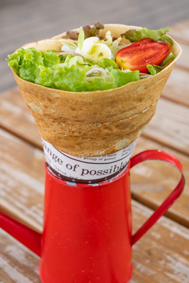 地元農家が運営する『Lactuca(ラクチュカ)』では昭和村産のそば粉を使ったクレープを提供。写真は特産レタスがぎっしり入った生ハムバジルサラダのクレープ620円(農閑期は冬メニューに変更)。