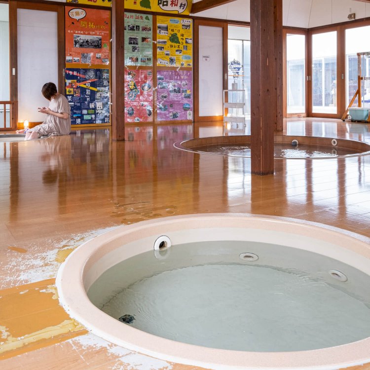 天然温泉を引いた足湯は無料で利用OK。