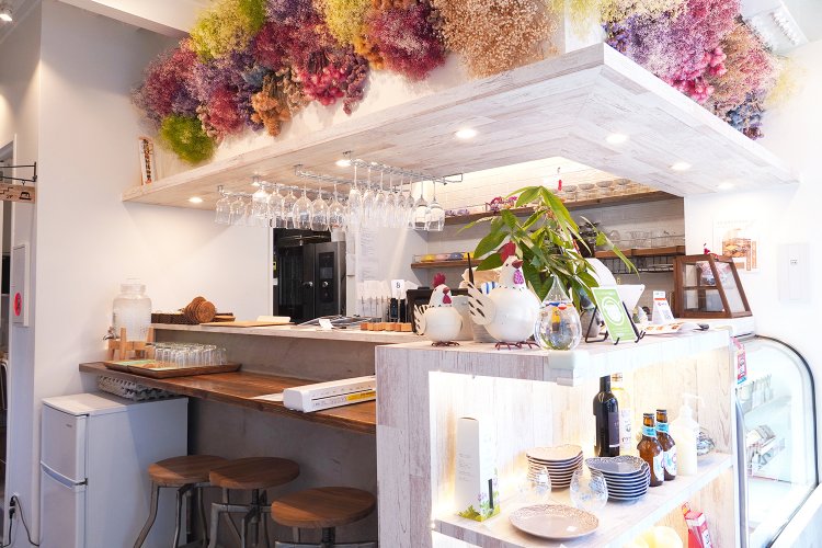 1階のショーケースとカウンター周り。奥がキッチンになっている。