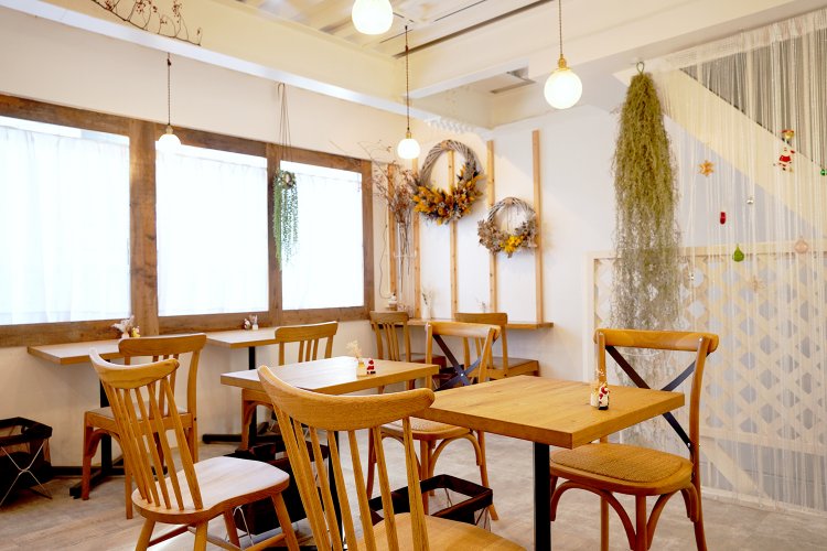 2階の客席はスペースにゆとりがありゆったり。