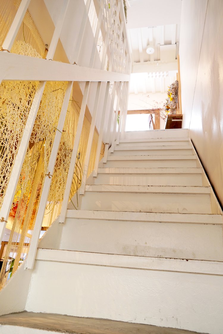 この階段を上がると……。