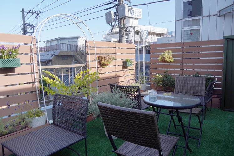 3階テラス席へ。風がさわやかで緑に癒やされる。