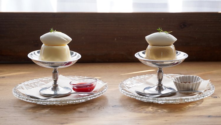 右がレトロプリン、左が白いプリン。どちらも上に生クリームがのっている。