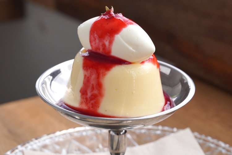 赤いラズベリーソースが白いプリンに映える。