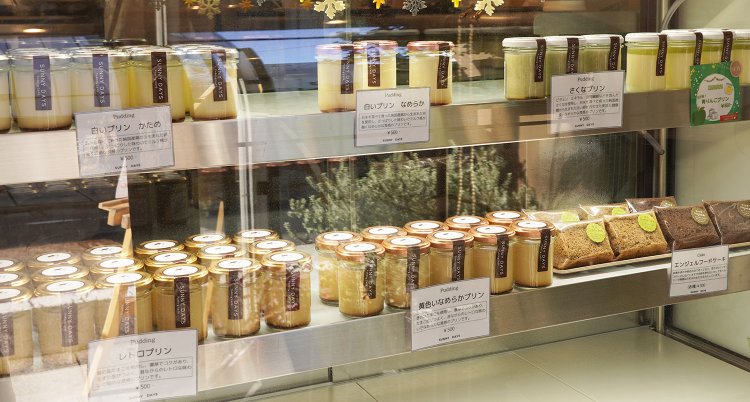 持ち帰り専用のプリンは3種。とてもやわらかいため、店内では提供していない。