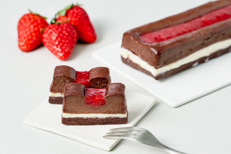 （左）生ガトーショコラ 苺 -いちご家めい-。