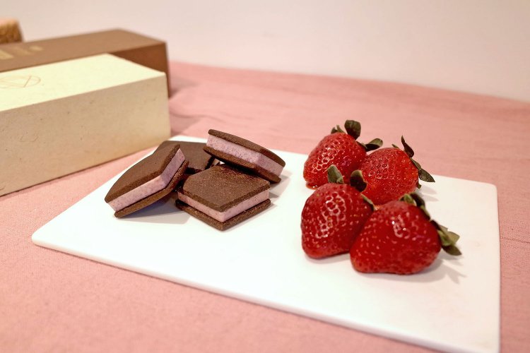 チョコレートサンドクッキー。