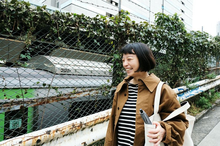 恵比寿駅に停車する山手線がすぐ横に！