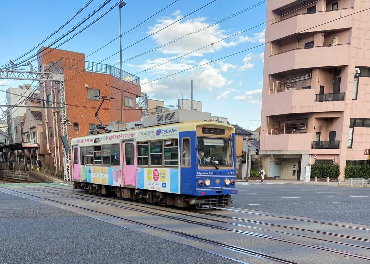 新庚申塚停留場～西ヶ原四丁目間を走行する都電荒川線。