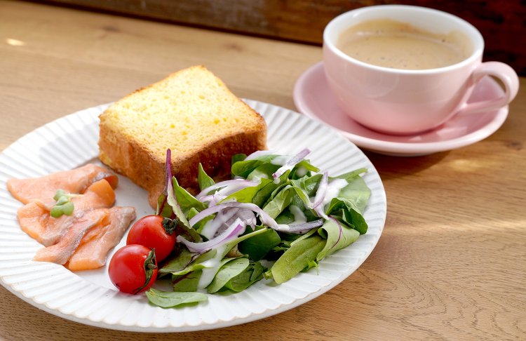 甘くないフレンチトーストのようなパンペルデュプレート（サーモン）1100円。