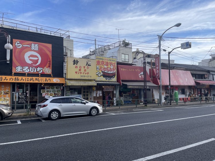 駅近くに軒を連ねる飲食店。ここまで密集しているのも珍しい。
