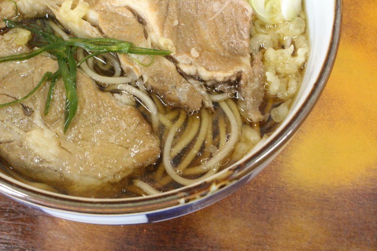 旨みの詰まった『会津』のツユ。肉そば530円。