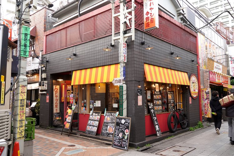 白線通りとふれあいロードの交差点にあり、いつでも人通りが多い。