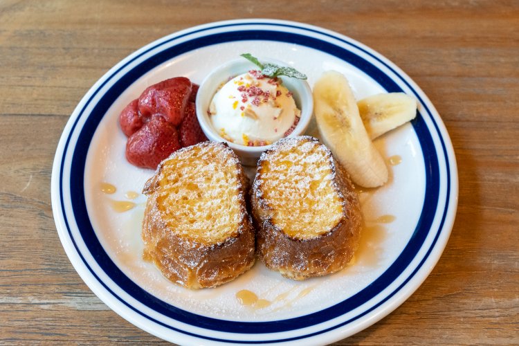神楽坂フレンチトースト（苺コンポート）は1050円。メープルシロップもたっぷり。