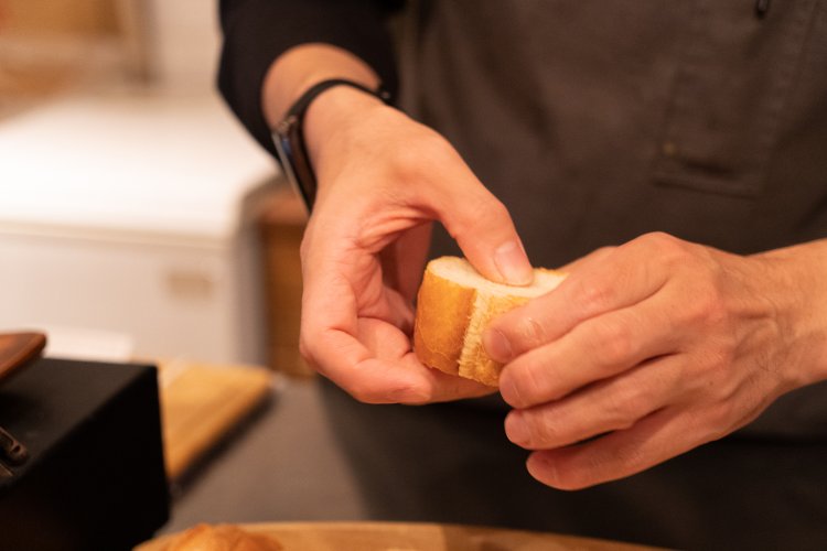 バタールの表面がちゃんと乾燥しているか、ひと切れずつ確認してから卵液に漬けるそう。