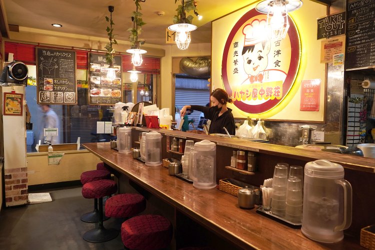 1階はカウンター席のみ。左奥に券売機がある。