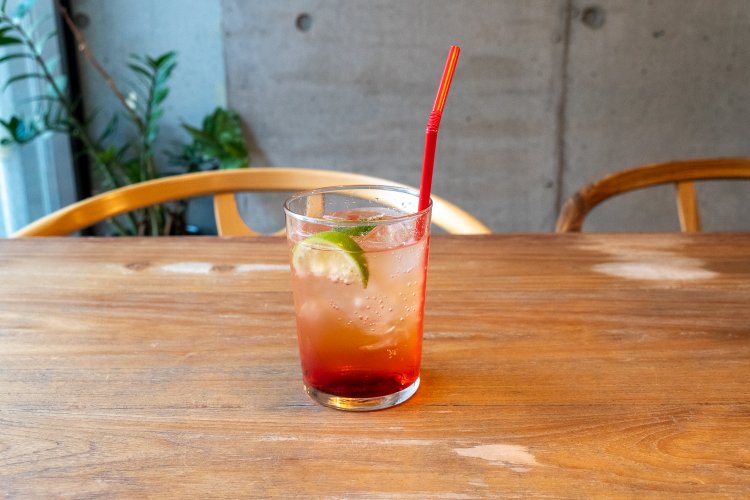 ザクロとレモンを使った初恋ソーダ680円。