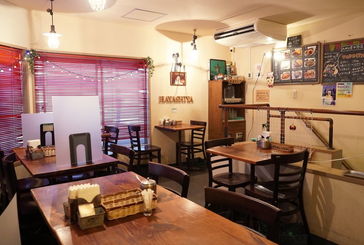 明るさを抑えた照明とクリーム色の壁であたたかな雰囲気の2階。