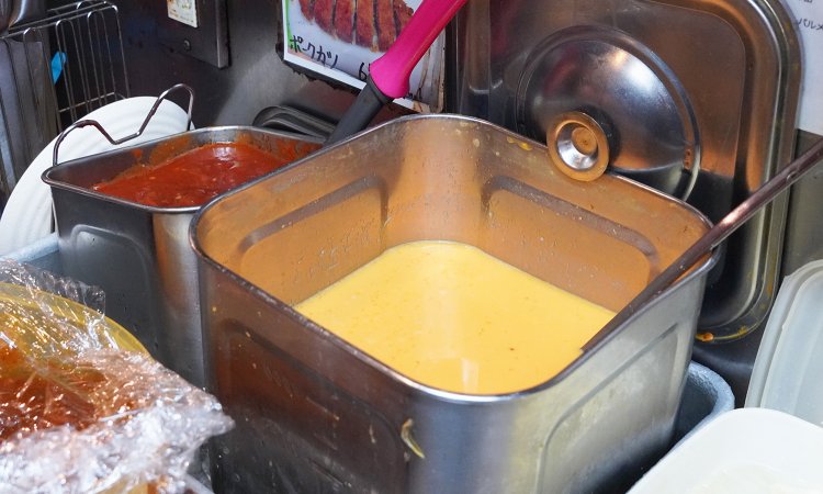 卵はフードプロセッサーで撹拌（かくはん）済み。使用量は1日約400個！