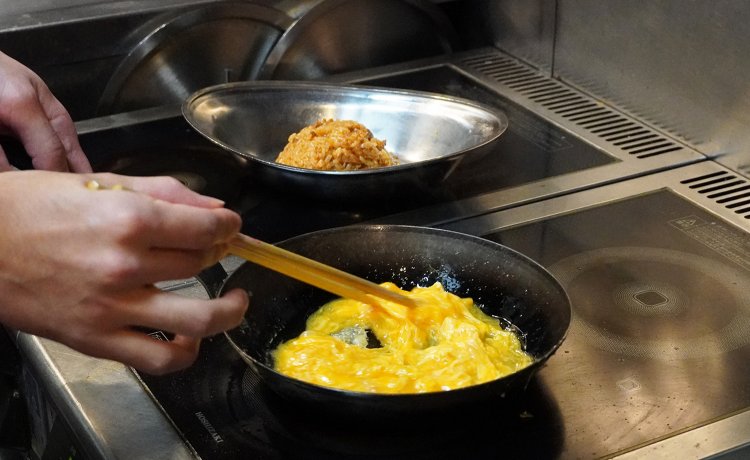 たっぷりバターを入れたフライパンで、またもやちゃちゃっと火を入れて……。