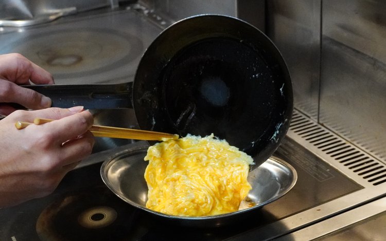 こんもり盛ったチキンライスにオン！