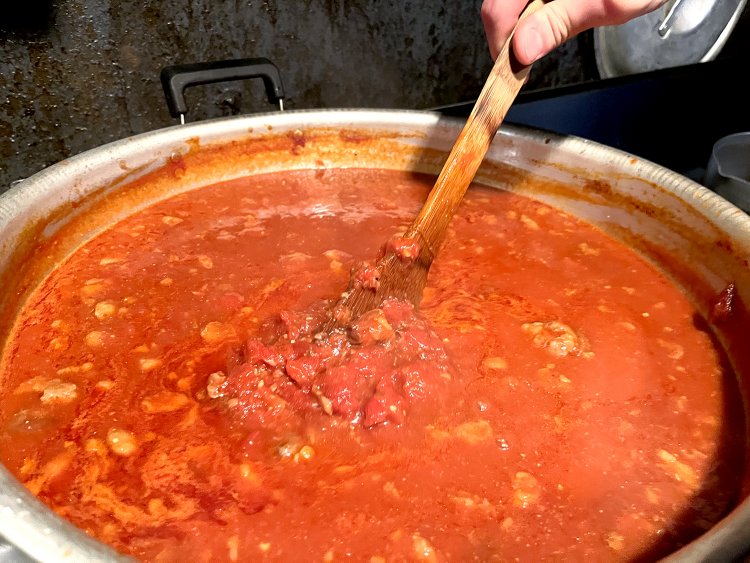 牛すじとトマトがゴロゴロ。店長の福田さんは「この鍋いっぱいでおそらく80人前くらいあるんですけど、土日は完売してしまいます」という。